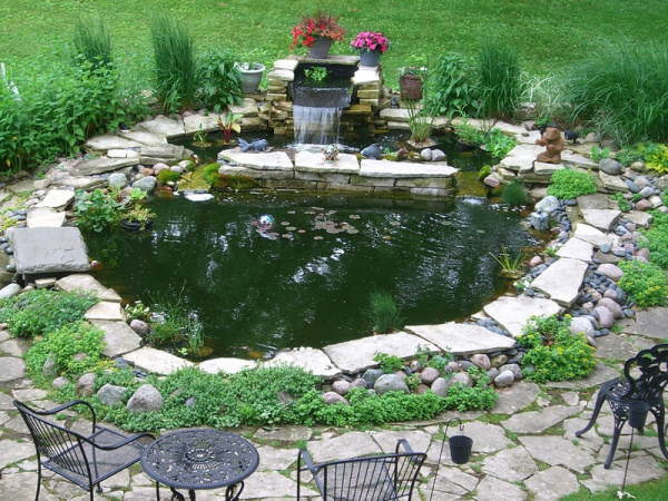 Prud-s-vodopadom-i-alpijskoj-gorkoj-na-dache