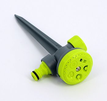 Дождевальное устройство со стержнем для закрепления в земле REHAU